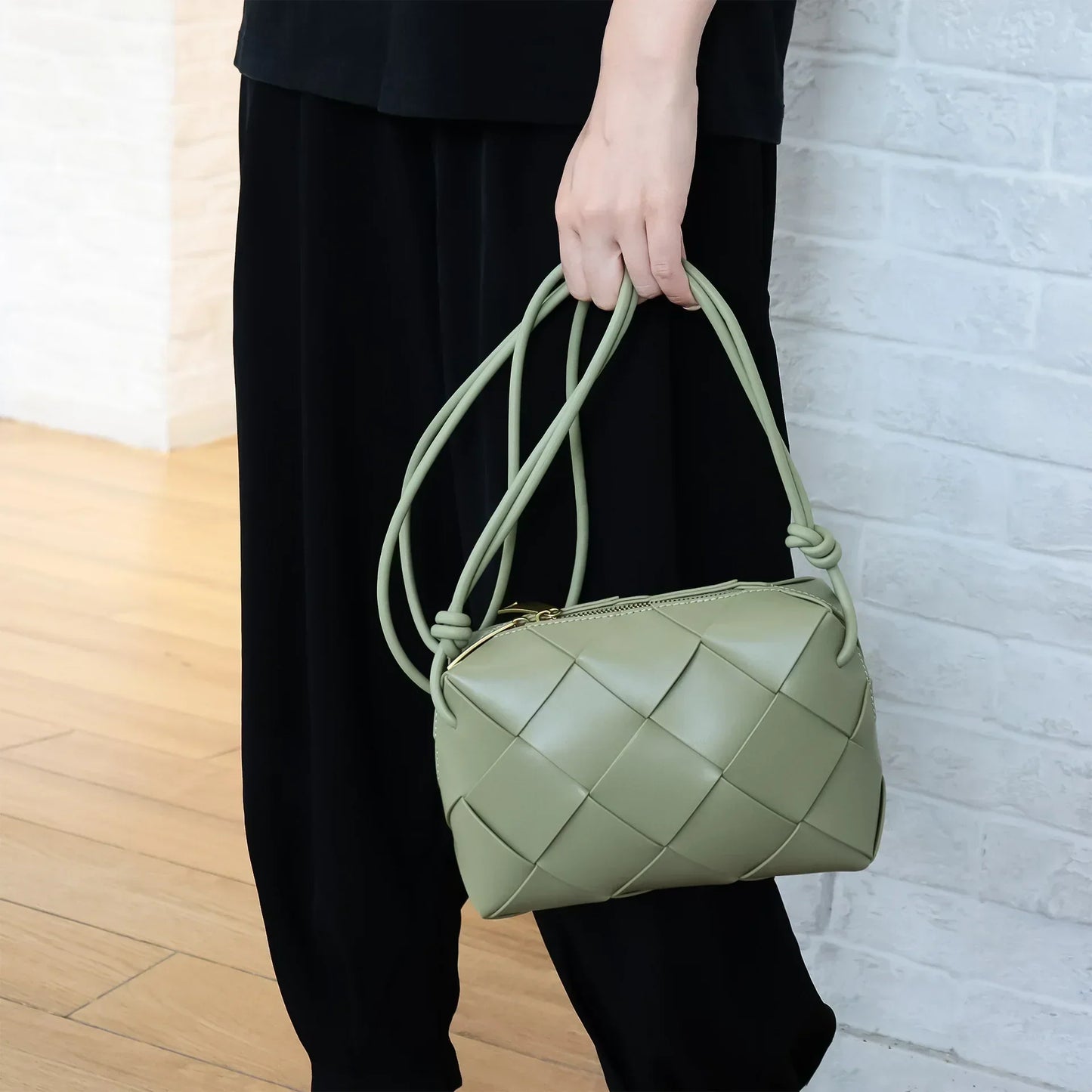 Zélia Medium Leather Crossbody Bag